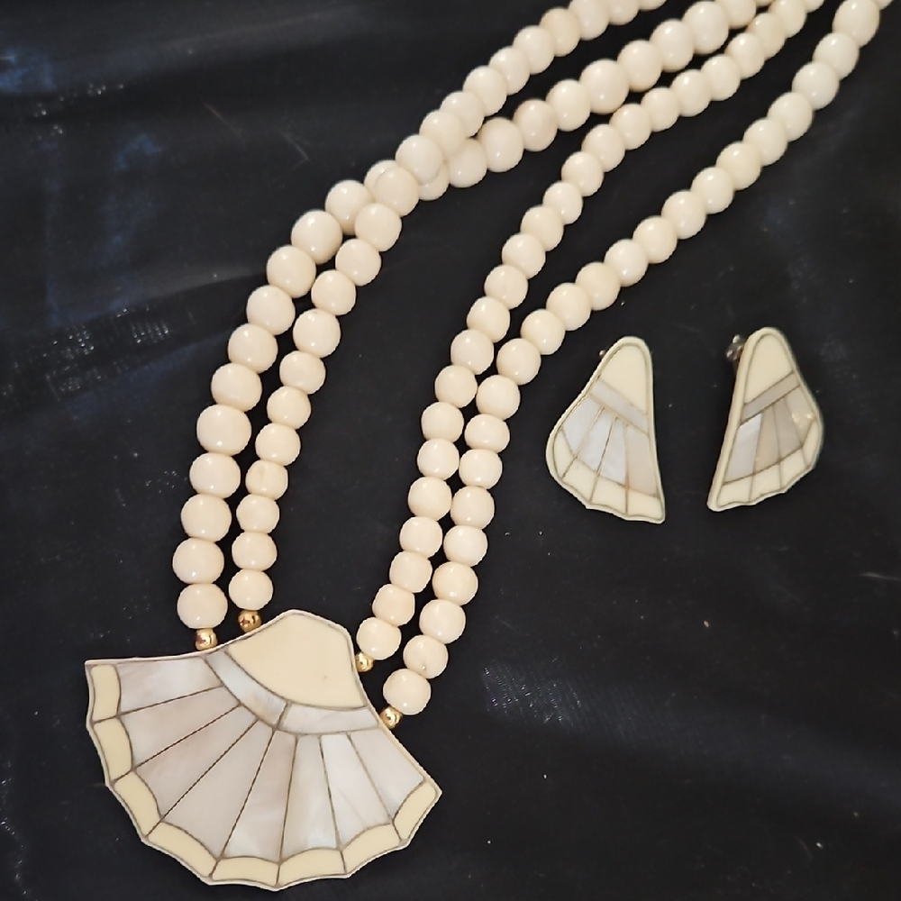 Lee Sands Cream and White Pearl Art Deco Shell Necklace